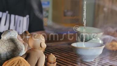 中国传统茶道，把茶倒在一杯黏土里。 用梯子浇茶